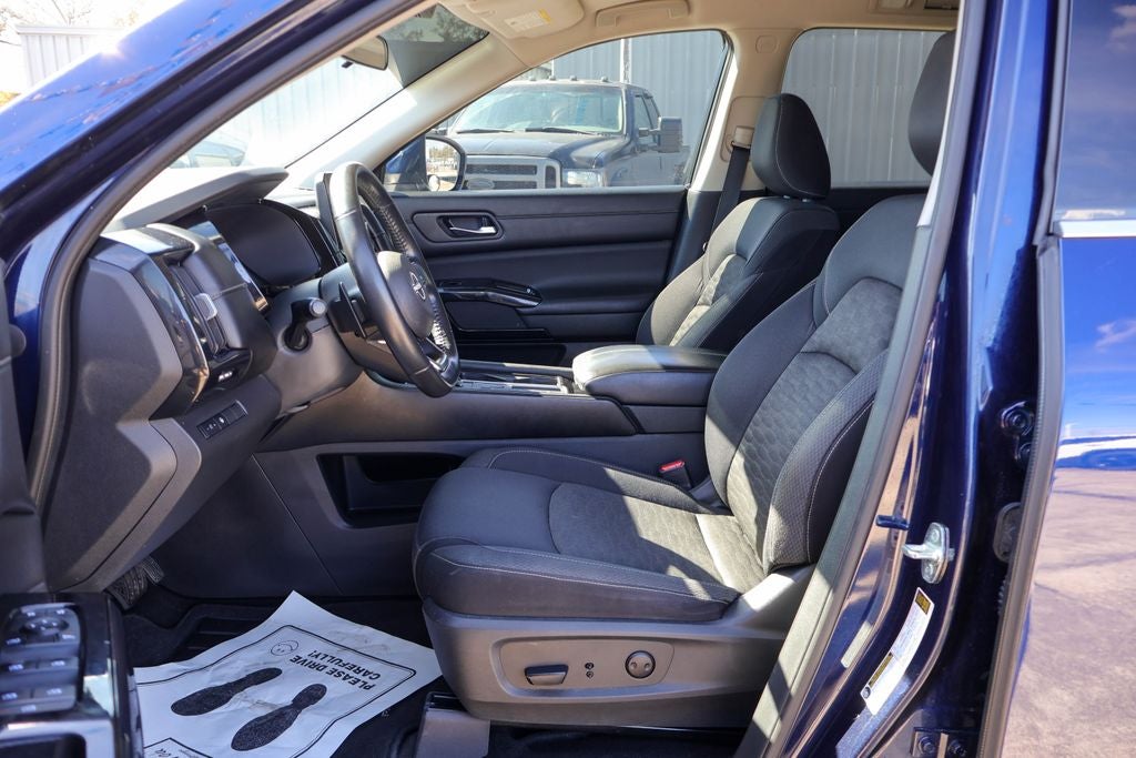 2022 Nissan Pathfinder SV