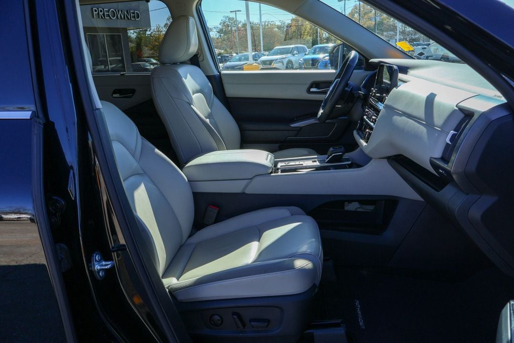 2025 Nissan Pathfinder SL