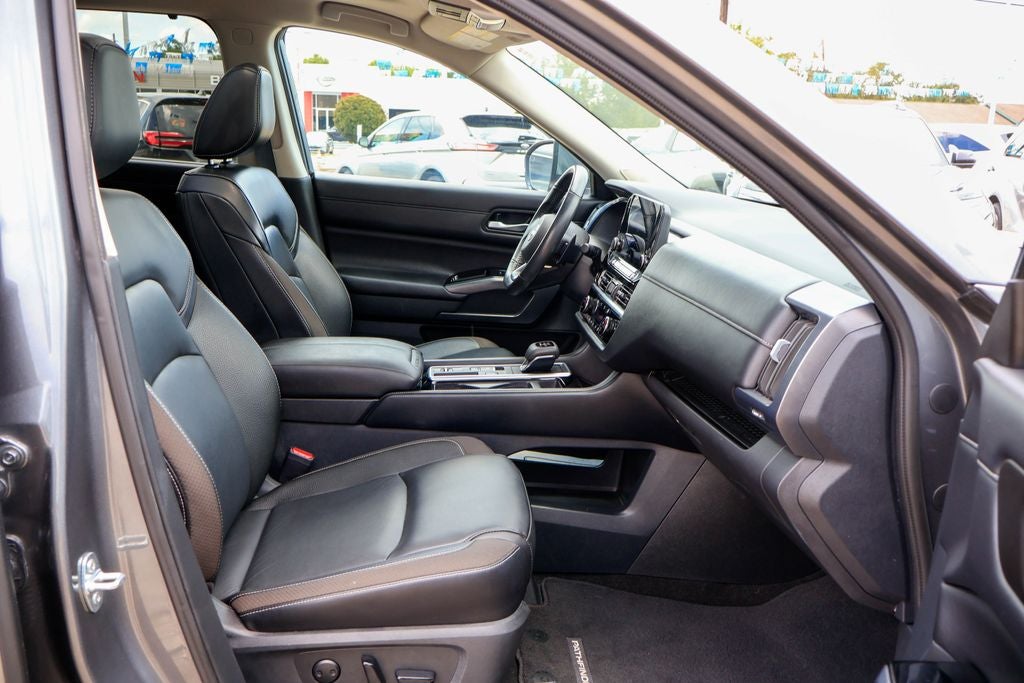 2024 Nissan Pathfinder SL
