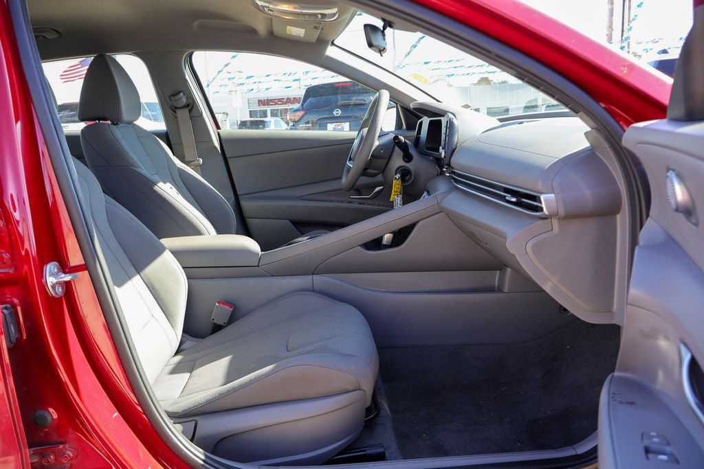 2025 Hyundai ELANTRA SE