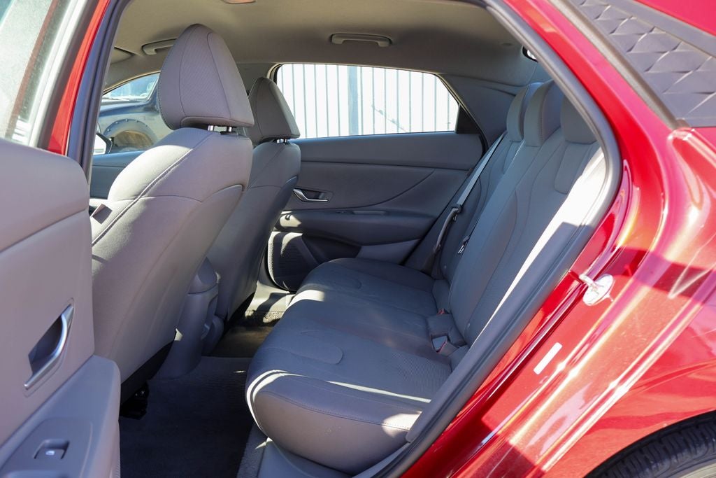 2025 Hyundai ELANTRA SE